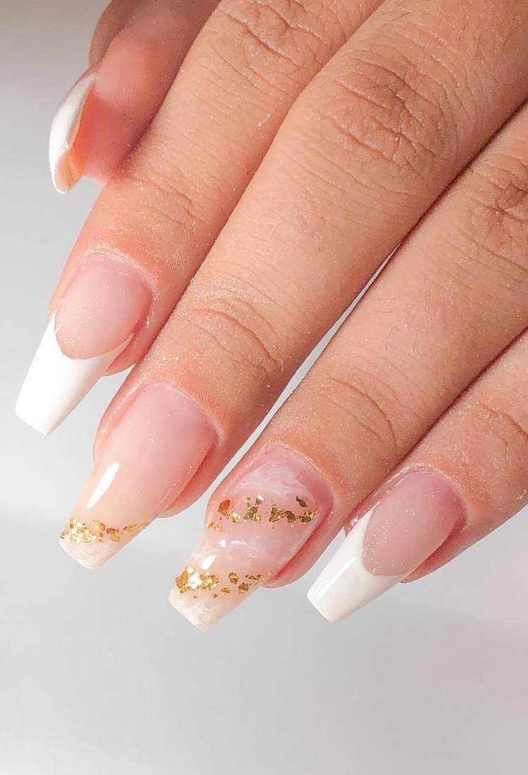 Unhas bailarinas grandes com francesinha no indicador e mindinho e marmorizado com folha de ouro no médio e anelar 