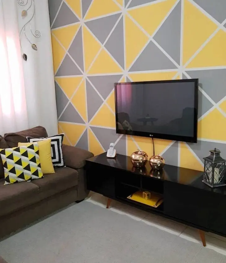Sala com parede geométrica