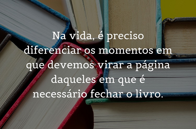 mensagem motivacional escrita sobre fundo com foto de livros coloridos