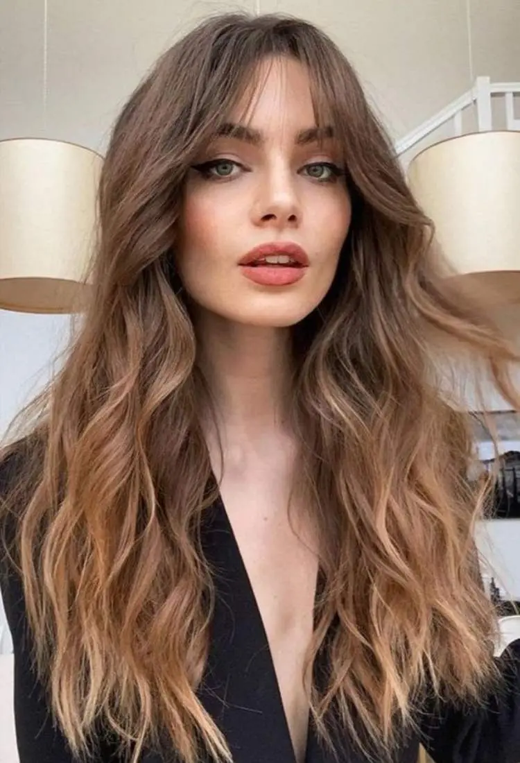 Corte cabelo longo com franja iluminado.