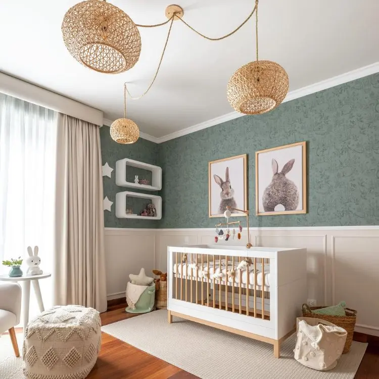 Quarto em azul e bege com quadros, lustres e nichos com decoração 