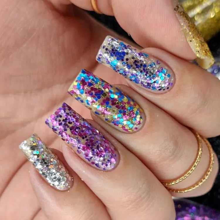unha com glitter.