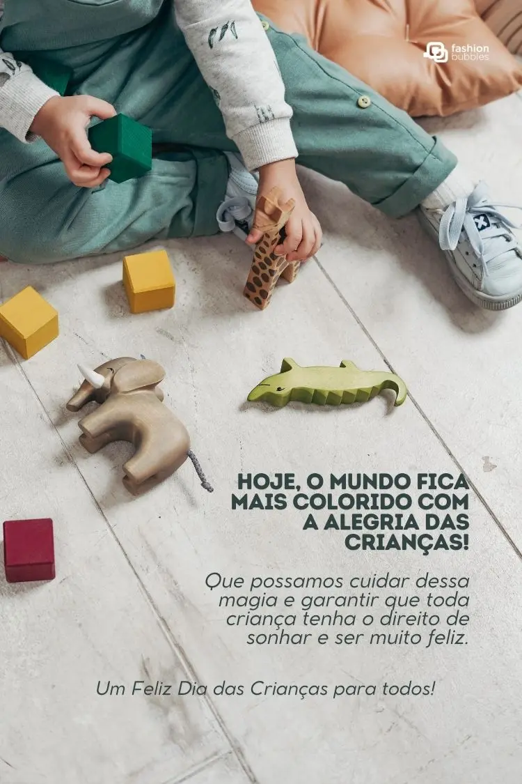 A imagem mostra uma criança brincando no chão com blocos de madeira e figuras de animais como um elefante e uma girafa. O texto sobreposto celebra o Dia das Crianças, com a frase "Hoje, o mundo fica mais colorido com a alegria das crianças!".