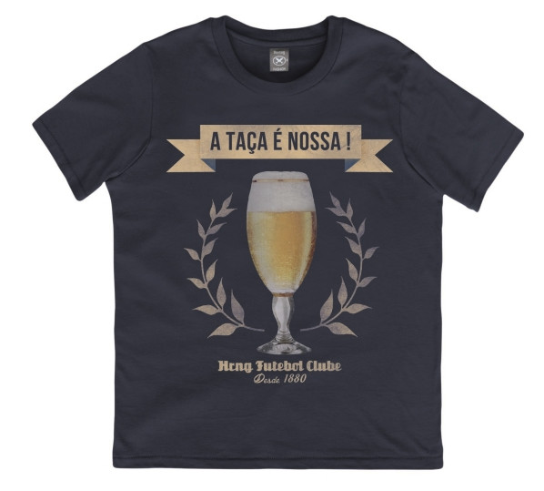 Camiseta preta com a inscrição "A copa é nossa".
