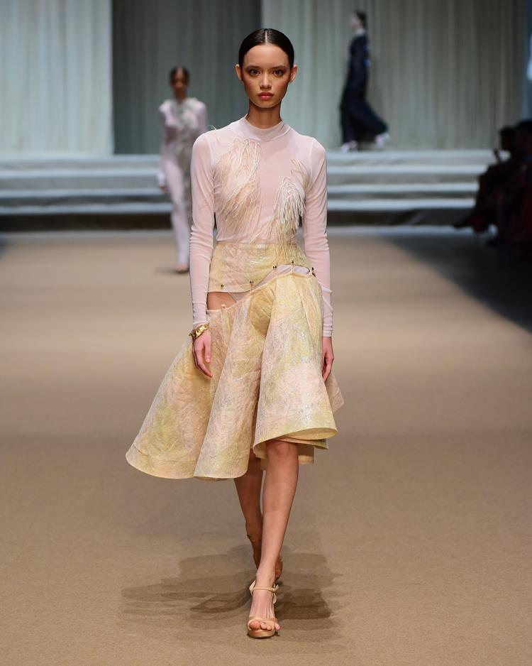 modelo no desfile Melk Z-Da com vestido curto branco e amarelo