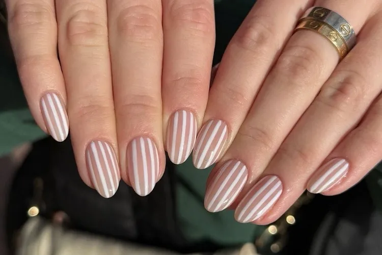 Inspirações de unhas brancas decoradas com listras verticais
