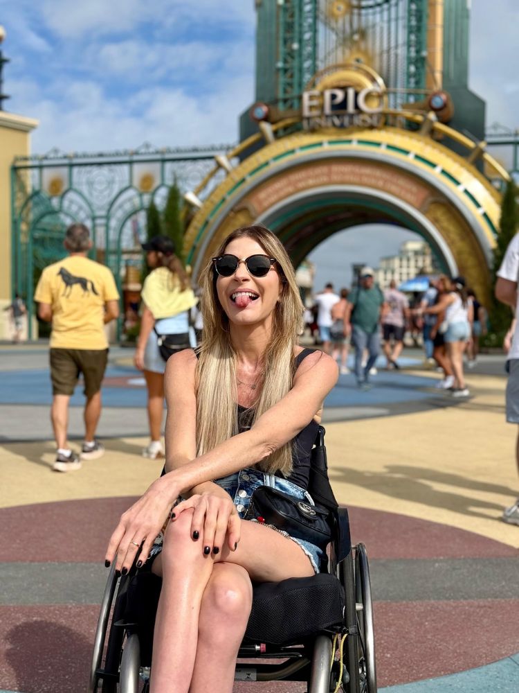 Andreia Schwarz de look preto e jeans no Epic Universal