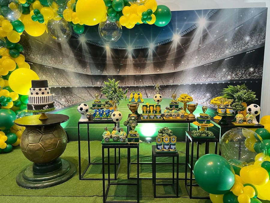 Painel de estádio de futebol lotado.