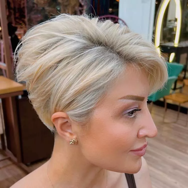 Mulher com cabelo pixie platinado