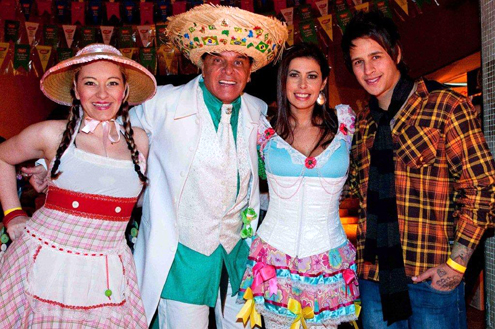Trajes de festa junina típicos para homens e mulheres