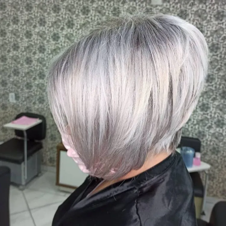 Mulher de pele clara de cabelo chanel branco