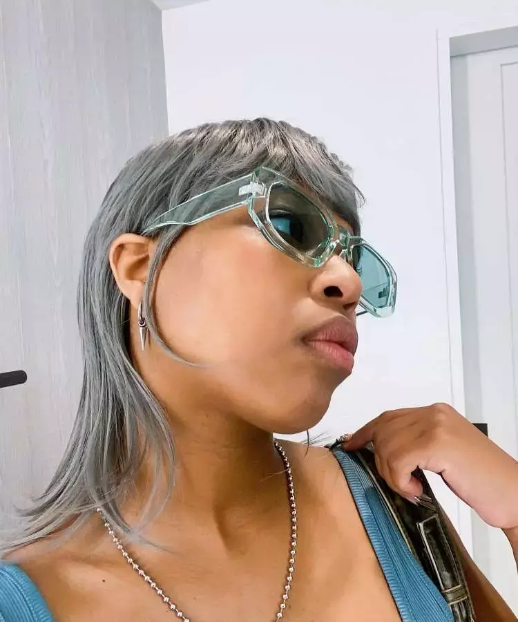 Mulher corte de cabelo mullet liso cinza