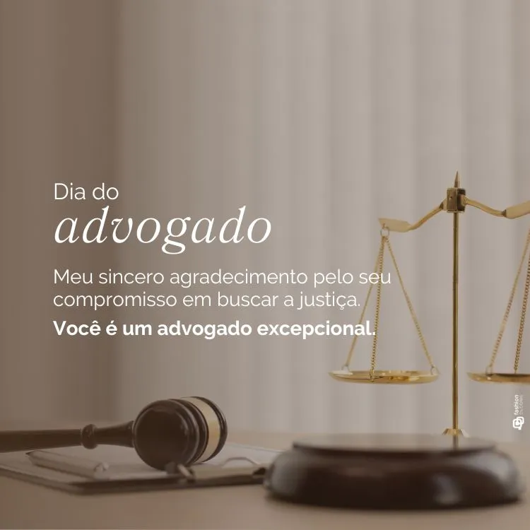 Mensagem para parabenizar profissional da advocacia escrita em foto de balança, martelo e prancheta com caneta