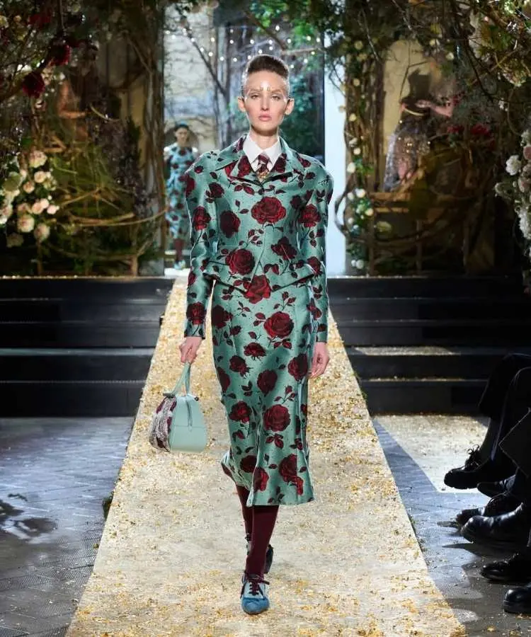 Modelo usando terninho com saia mídi, uma das tendências da Semana de Moda de Milão Outono Inverno 2026