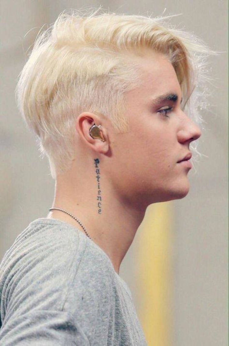 Justin Bieber com cabelo platinado