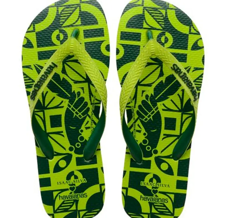 Chinelos Havaiana verdes estampados.