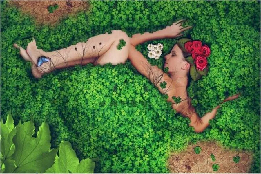 mulher nua envolvida pela natureza para representar o sagrado feminino