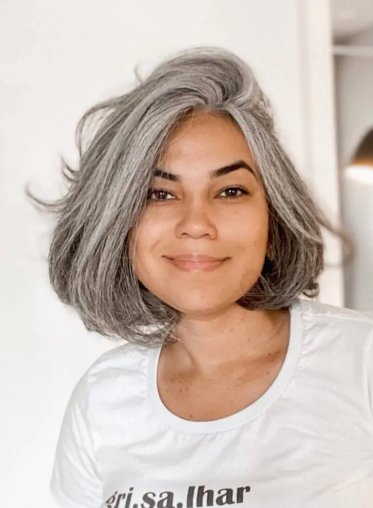 Influenciadora Aline Favoreto de cabelo grisalho natural