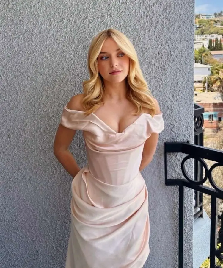 Um dos looks de Lexi Minetree na divulgação de "Elle": vestido curto rosa-bebê com drapeados