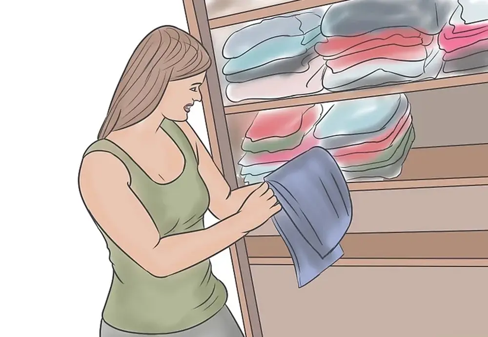 Mulher pondo roupa em guarda-volumes. Regras de etiquetas para mulheres..