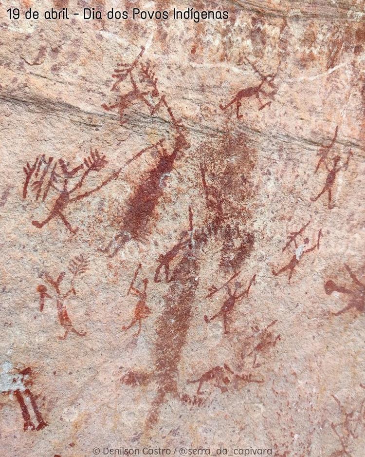 foto de pinturas rupestre na serra da capivara