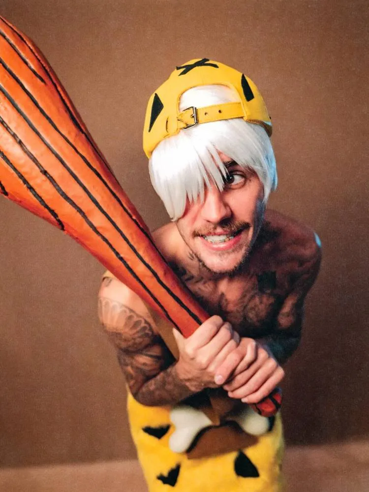 Justin Bieber, fantasiado de Bam-bam, de Os Flinstones, em festa em Los Angeles
