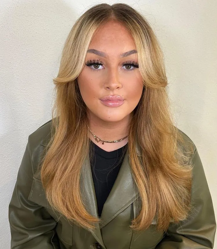 mulher de cabelo médio liso loiro e franja média