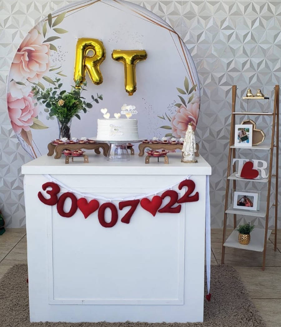 Decoração de casamento simples com balões com as iniciais dos nomes dos noivos.