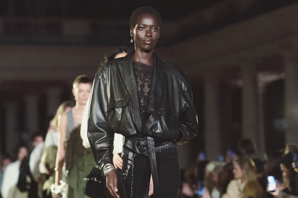 Foto de modelos em fila na passarela do desfile da Isabel Marant durante a Paris Fashion Week Primavera Verão 2027
