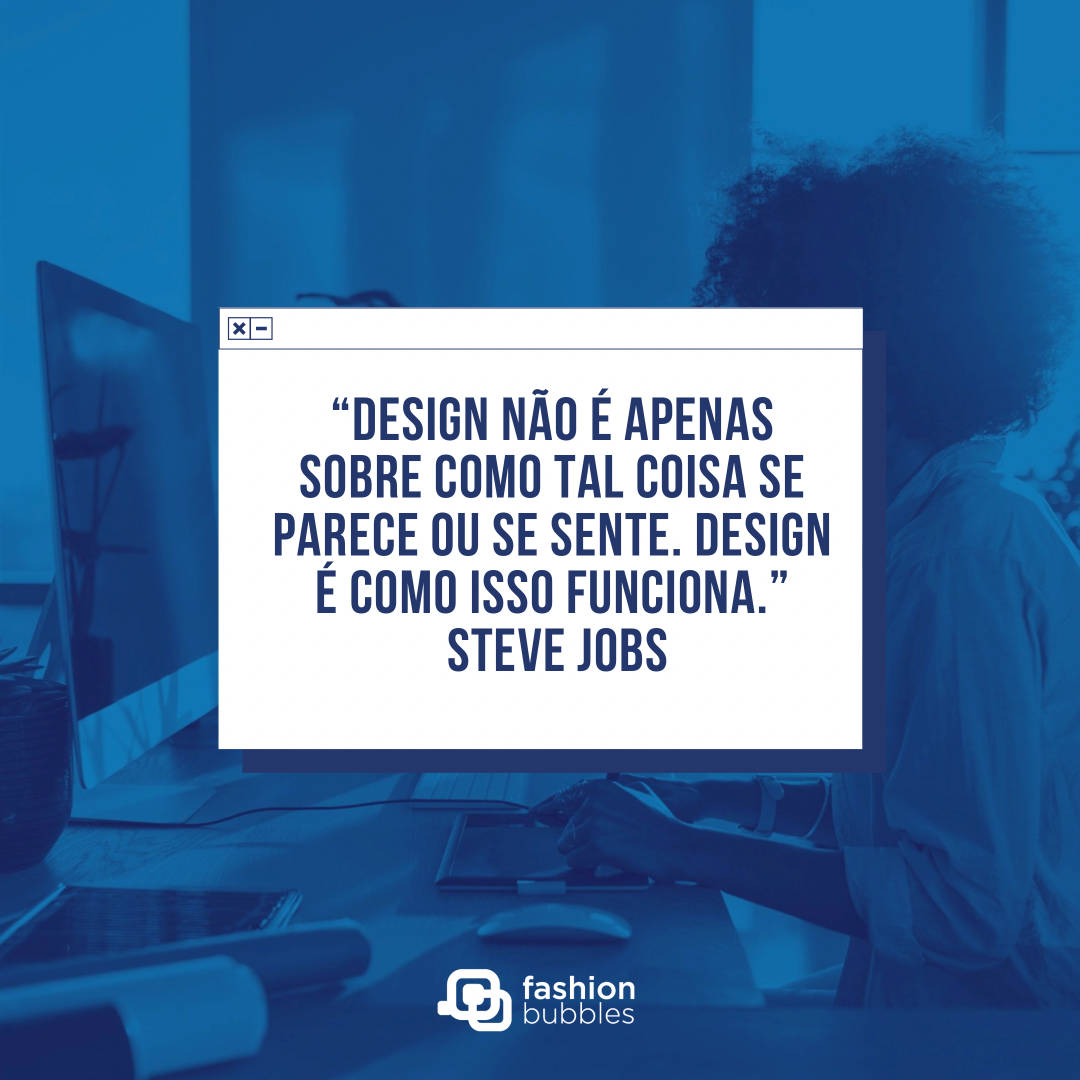 Foto de pessoa com cabelo cacheado mexendo no computador ao fundo, com filtro azul e quadro branco escrito “Design não é apenas sobre como tal coisa se parece ou se sente. Design é como isso funciona.” - Steve Jobs