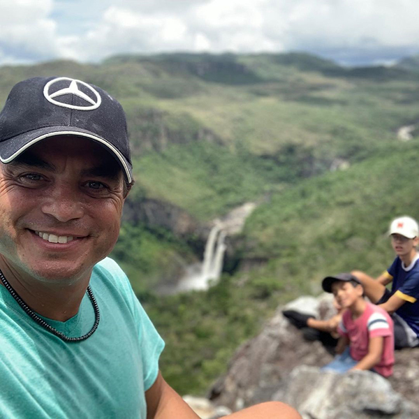 Selfie de Dhomini com duas crianças em montanha