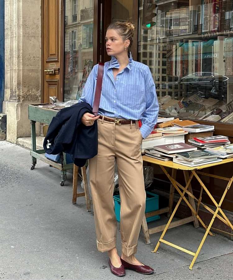 Mulher usando sapatilha com abertura em V, uma das tendências de sapatos para o inverno 2026