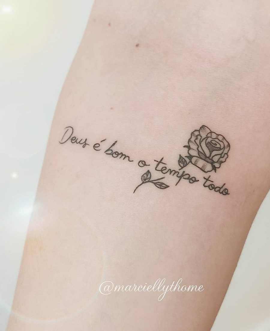 Foto de tatuagem frase religiosa.