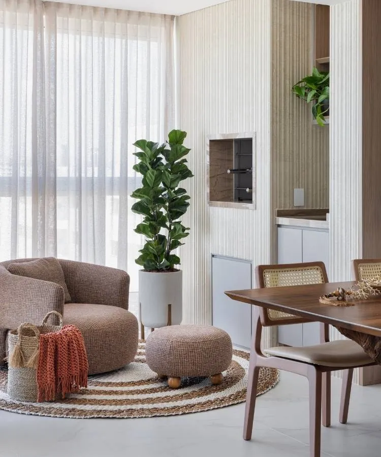 Sala de jantar e de estar de apartamento de 85 m² com decoração praiana