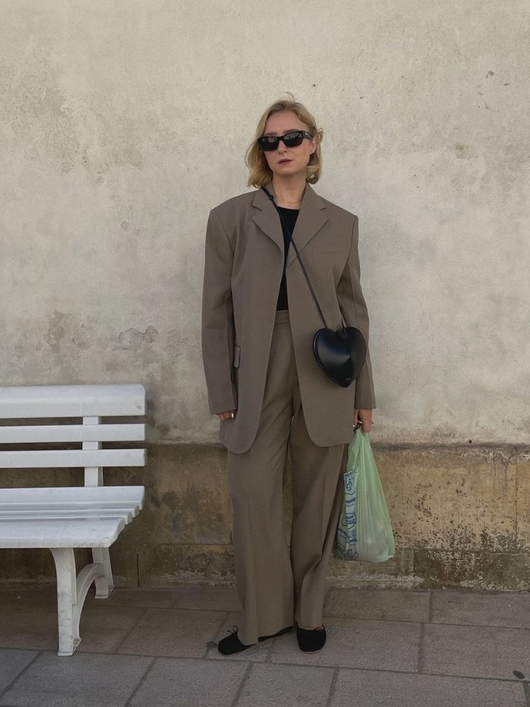 mulher usando blazer e calça de alfaiataria com sapatilha preta
