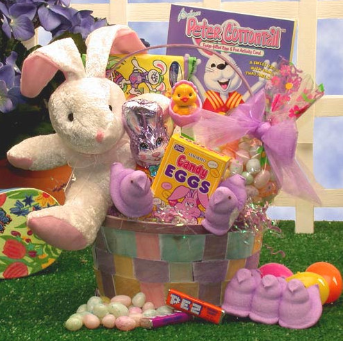 Cesta de Páscoa com doces e coelho de pelúcia