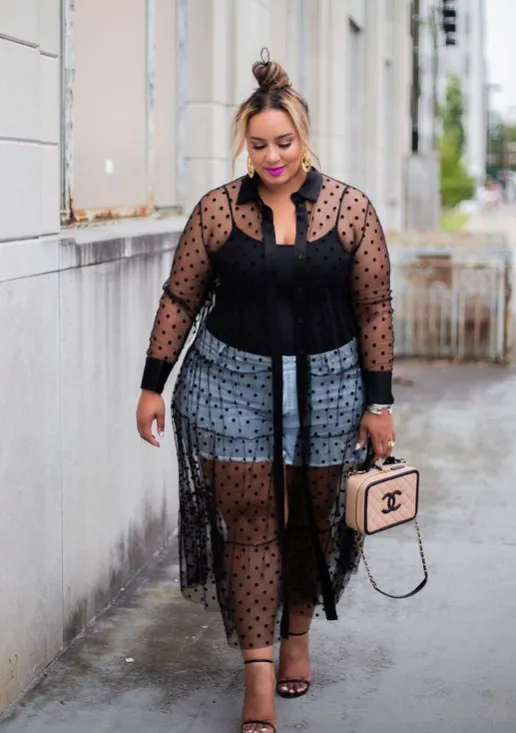 Regata, short jeans e camisa tule preta
