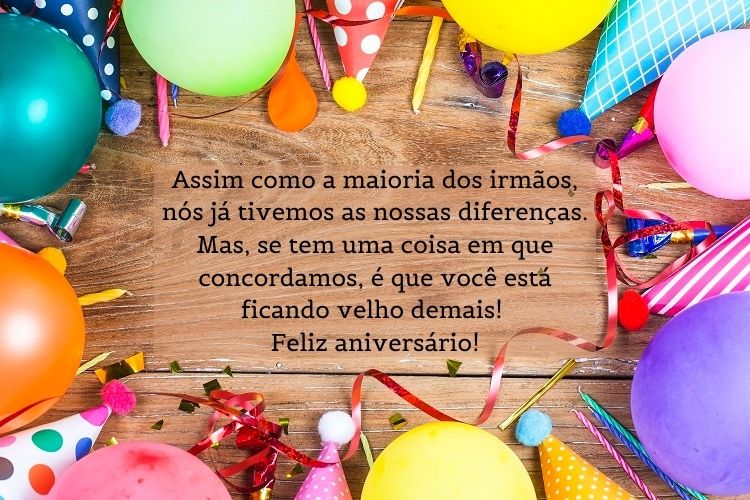 Mesa de madeira com balões, chapéus e velas coloridas e frase " Assim como a maioria dos irmãos, nós já tivemos as nossas diferenças. Mas, se tem uma coisa em que concordamos é que você está ficando velho demais! Feliz aniversário!"
