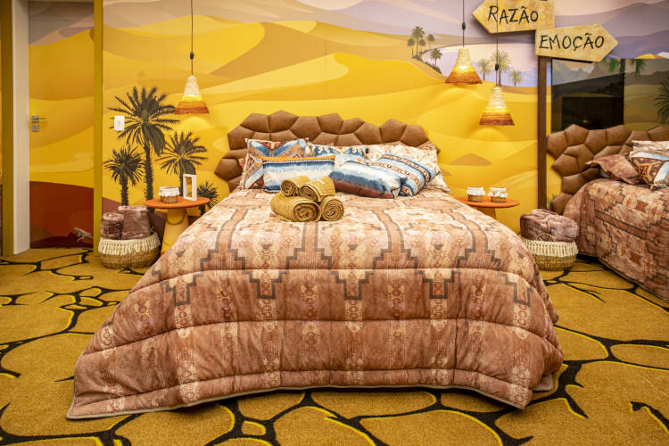 Cama de casal do quarto deserto com toalhas.