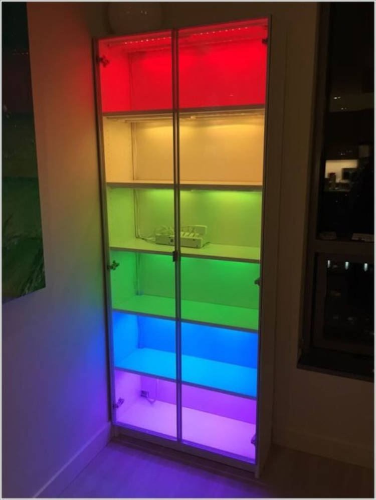 Estante com 7 andares, cada um iluminado com uma cor do arco-íris