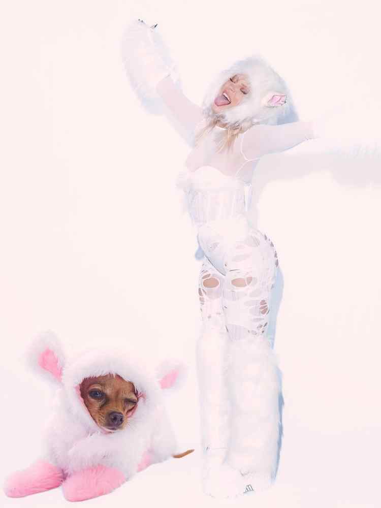 Cantora fantasiada de personagem "Pink e Cérebro" no Bloco da Pabllo no Carnaval 2023? look branco.