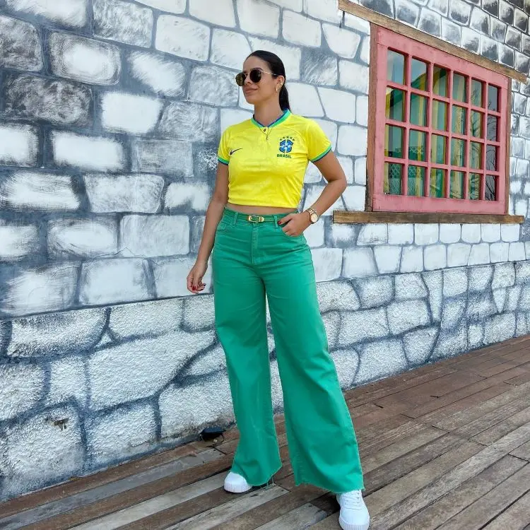 Look com camiseta do Brasil e calça jeans verde