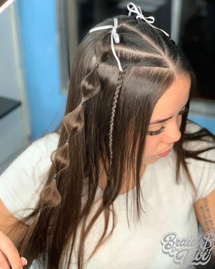 cabelo castanho com duas tranças normais e duas bubble braids e fitas brancas para decorar.
