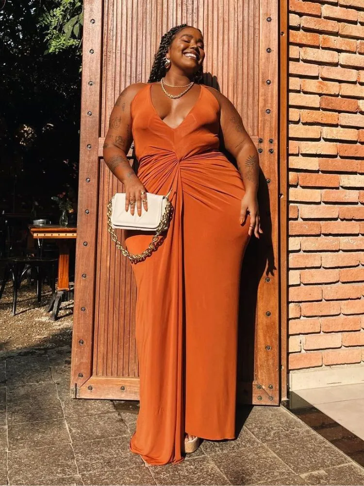 Mari Lobo usando vestido longo de casamento terracota