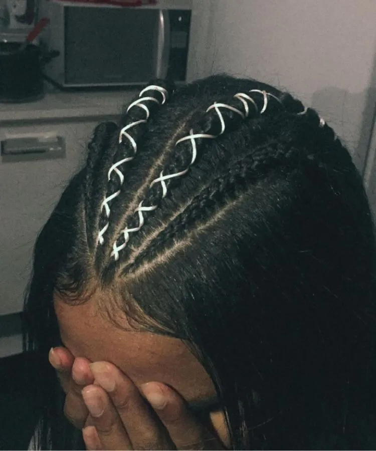Topo de cabeça com cabelo liso com trança nagô simples com fio de seda branco