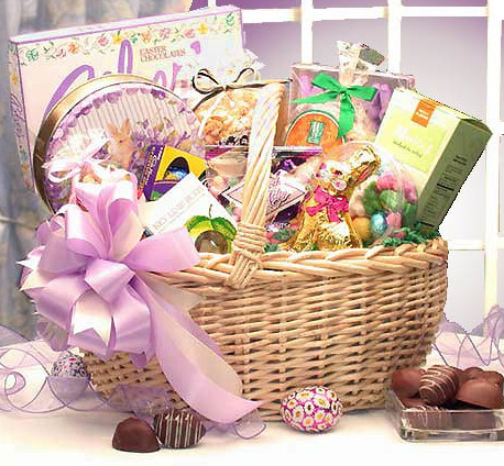 Cesta de Páscoa enorme, com doces, laços, flores 
