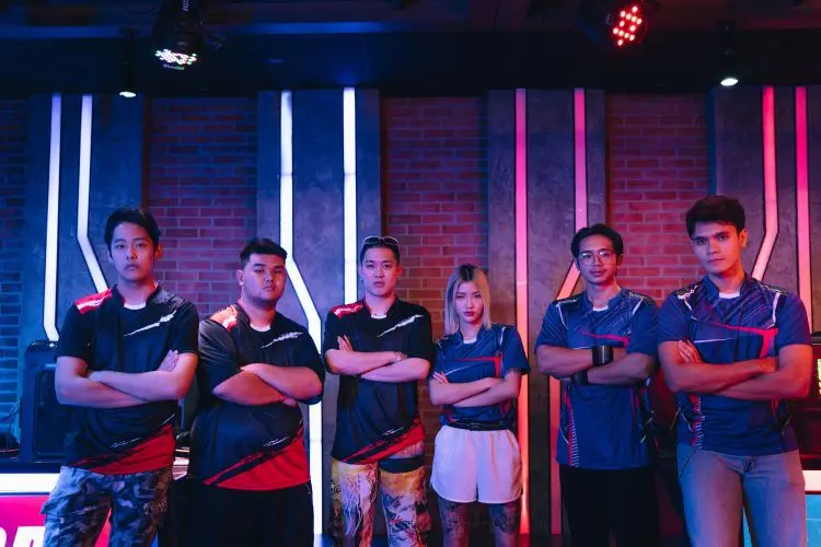 2 equipes de iGaming em pé lado a lado, cada uma com 3 jogadores