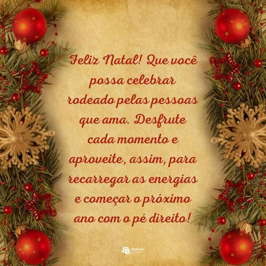 Cartão virtual bege com enfeites naralinos e frase: Feliz Natal! Que você possa celebrar rodeado pelas pessoas que ama. Desfrute cada momento e aproveite, assim, para recarregar as energias e começar 2024 com o pé direito!