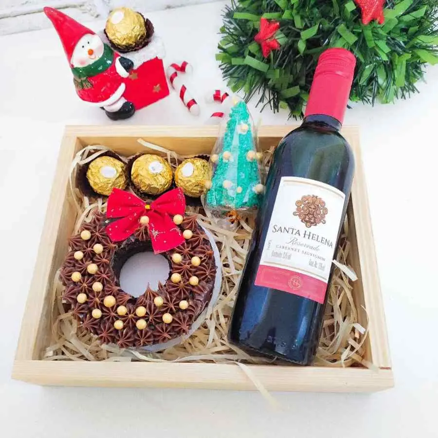 Foto de caixote com vinho, guirlanda brownie e ferrero rocher. 