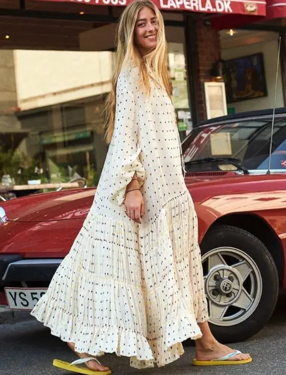 Vestido confortável modelo breezy com camadas na barra 